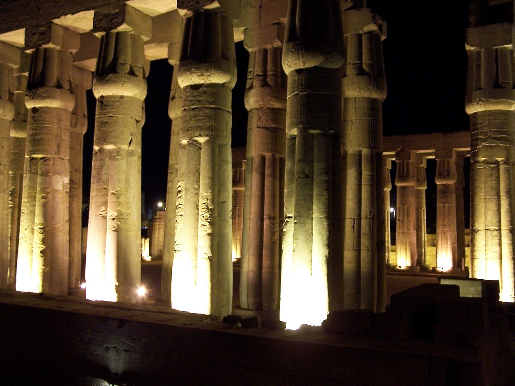 Vue de nuit de la salle hypostyle du temple de Louxor clair.